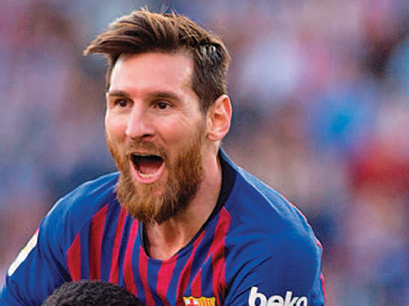 CETAK HATTRICK: Kapten Barcelona Lionel Messi merayakan golnya ke gawang Sevilla bersama rekannya Ousmane Dembele dalam lanjutan La Liga, di Ramon Sanchez Pizjuan, kemarin dini hari. Messi mencetak hattrick dan membawa Blaugrana menang 4-2.