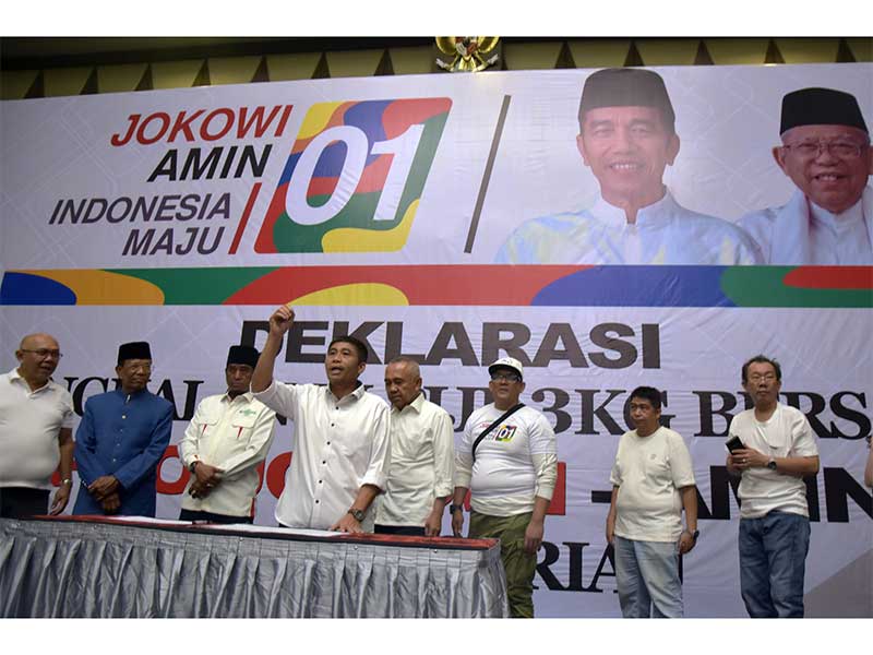 Ketua Pangkalan Elpiji 3 Kilo Bersatu Provinsi Riau, Tuah Laksamana Negara (tengah) memimpin deklarasi untuk mendukung Capres 01 Joko Widodo-MaÕaruf Amin, di Kota Pekanbaru, Riau, Minggu (24/2/2019).