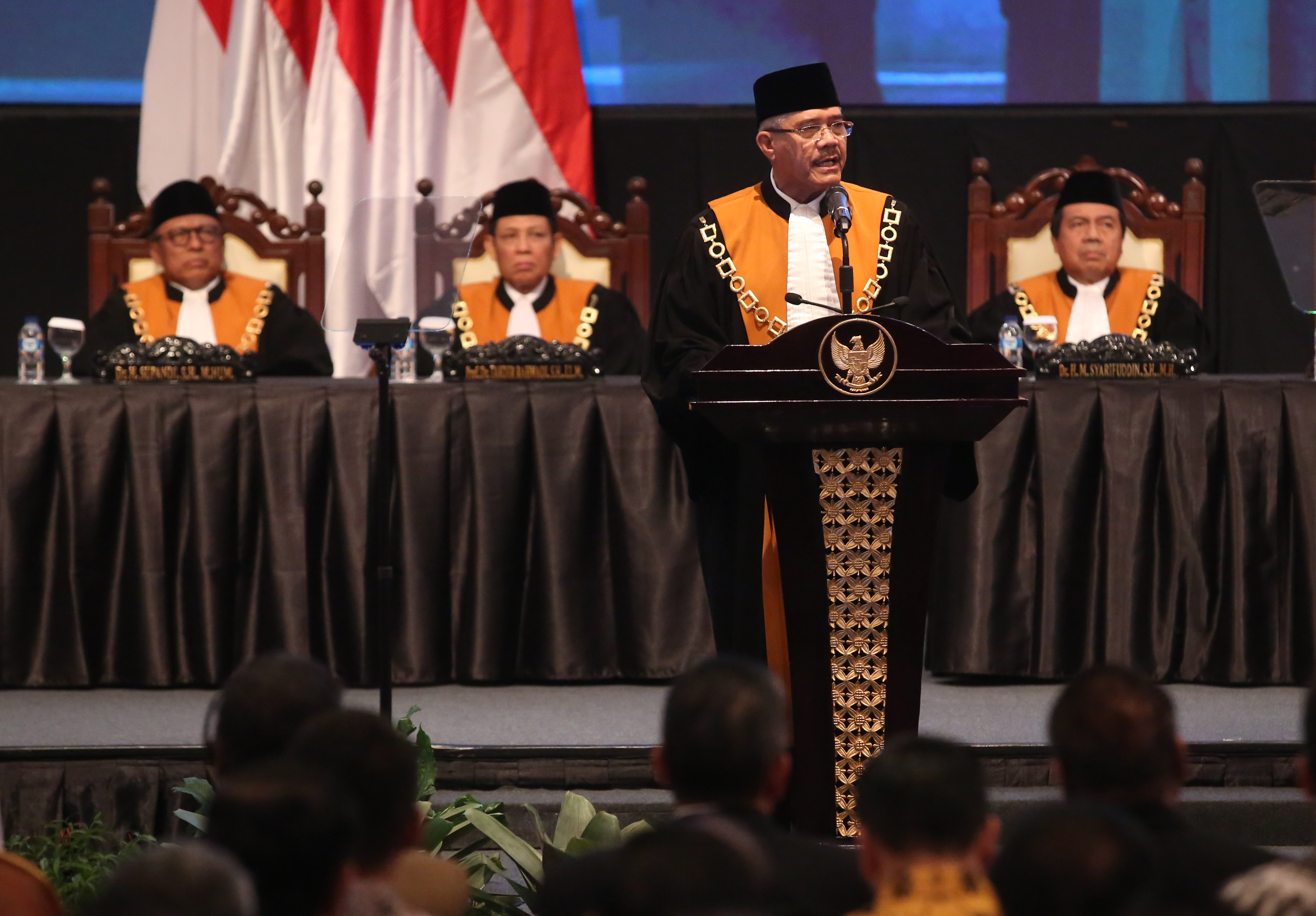 Ketua MA M Hatta Ali menyampaikan laporan saat Sidang Pleno Istimewa MA di JCC, Jakarta, Rabu (27/2)