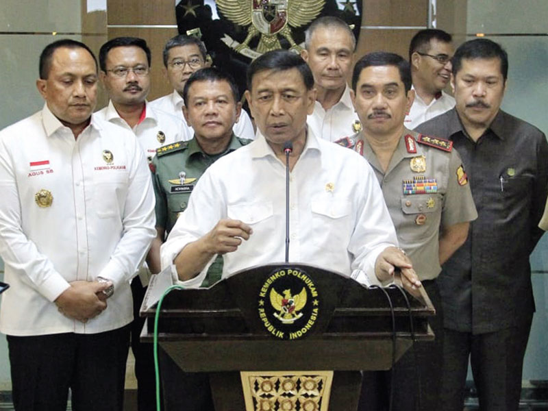 Menko Polhukam Wiranto didampingi pejabat di jajaran Kemenko Polhukam memberikan keterangan pers terkait dengan isu politik, hukum, dan keamanan di Jakarta, Senin (4/2).