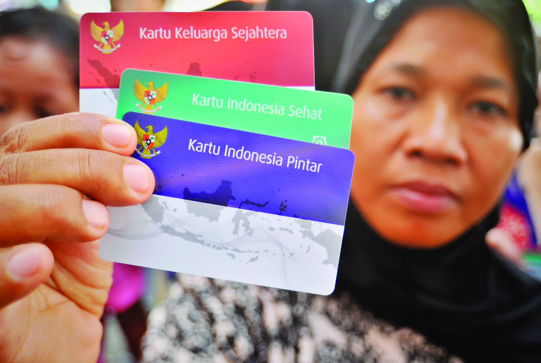 Warga menunjukkan kartu sakti miliknya. 