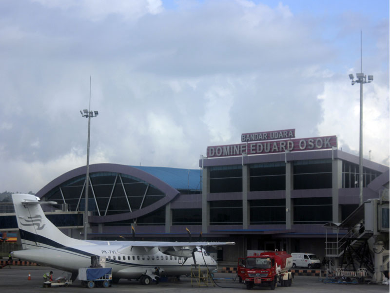 Pesawat mengisi bahan bakar di Bandara Domine Eduard Osok (DEO) Kota Sorong, Papua Barat, Kamis (20/9). Dampak kenaikan bahan bakar avtur dan penetapan tarif batas bawah penerbangan, menyebabkan menurunnya pemakai jasa layanan udara dan sejumlah maskapai t