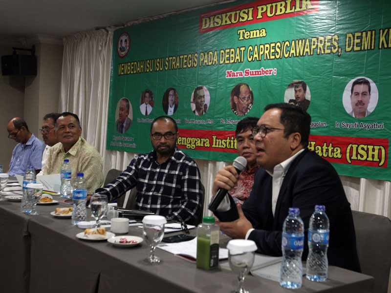 Para pembicara dari kanan Arif Budimanta, Syahganda Nainggolan, Haris Rusly. moderator HattaTaliwang, Sayuti Asyathri, dan Ichsanuddin Noorsy, dalam diskusi publik, di Jakarta, Selasa ( 26/2). Diskusi Membedah Isu-Isu Strategis pada Debat Capres Demi Kemaj