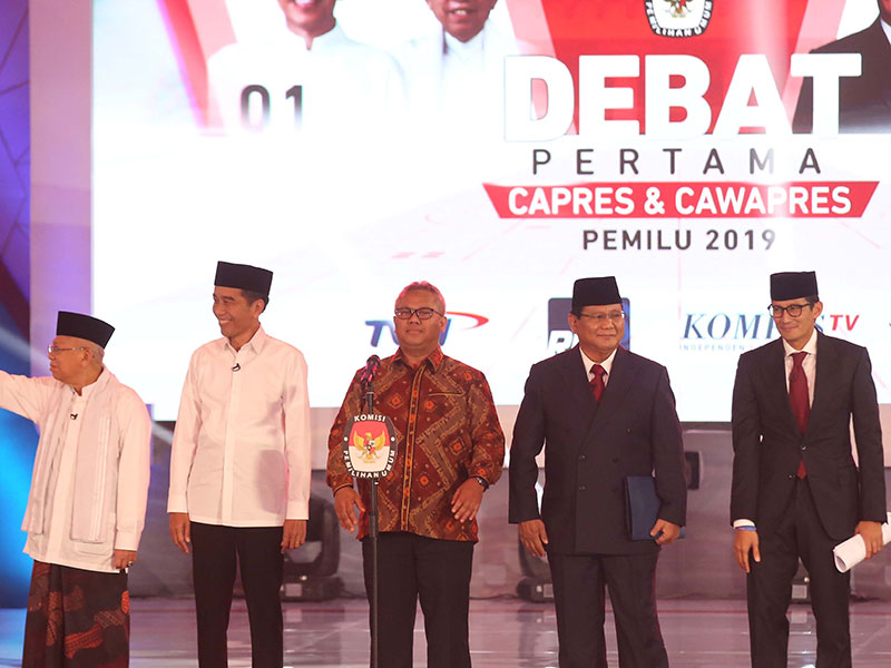 DEBAT PERTAMA PILPRES 2019: Ketua KPU Arief Budiman (kiri) bersama pasangan capres-cawapres nomor urut 01 Joko Widodo (kanan) dan Ma