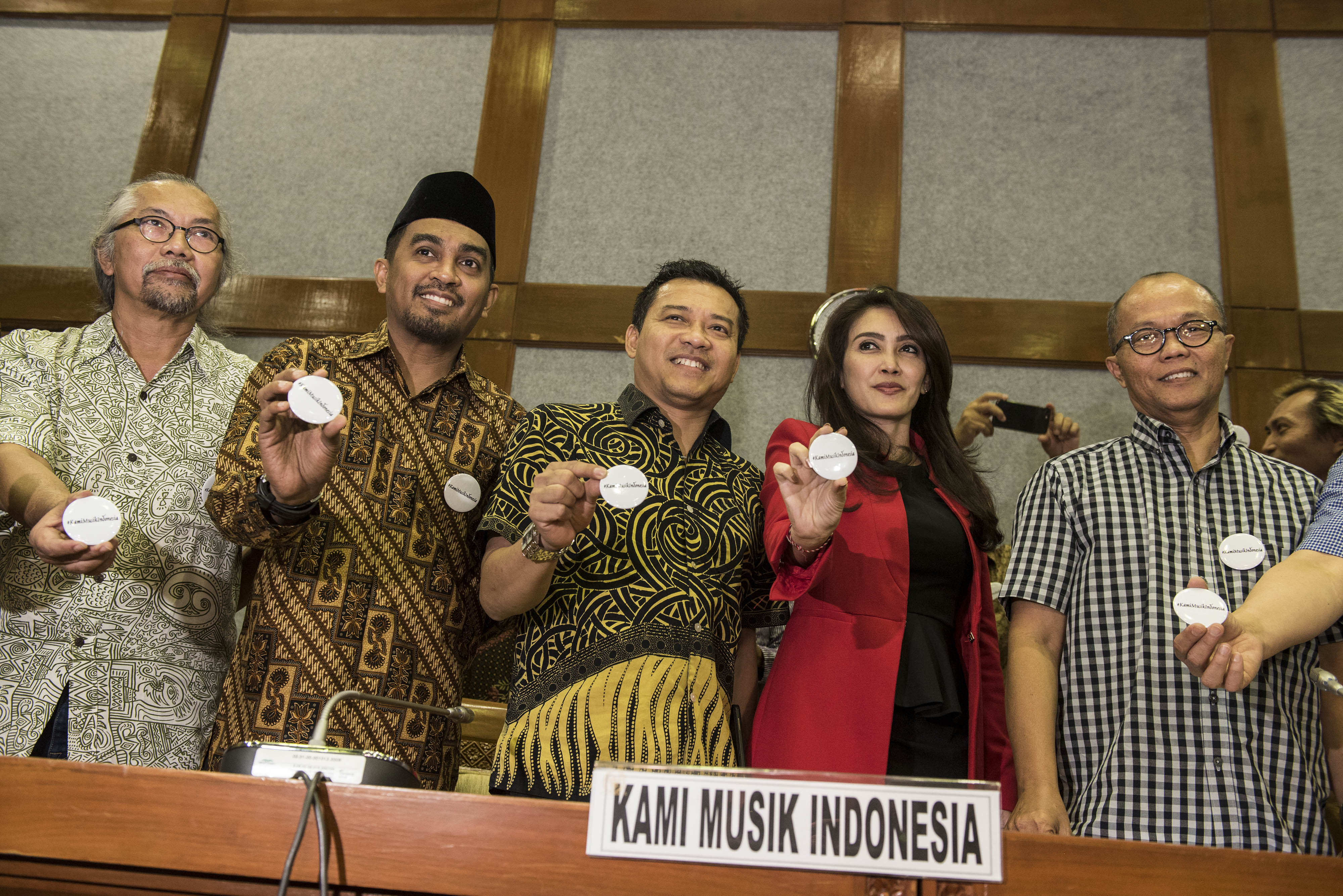 Anggota Badan Legislasi (Baleg) DPR Rieke Diah Pitaloka (kedua kanan) didampingi Anggota Baleg Anang Hermansyah (tengah), Musisi yang tergabung dalam Kami Musik Indonesia Glenn Fredly (kedua kiri), Franki Raden (kiri) dan Agus S (kanan) foto bersama sebelu