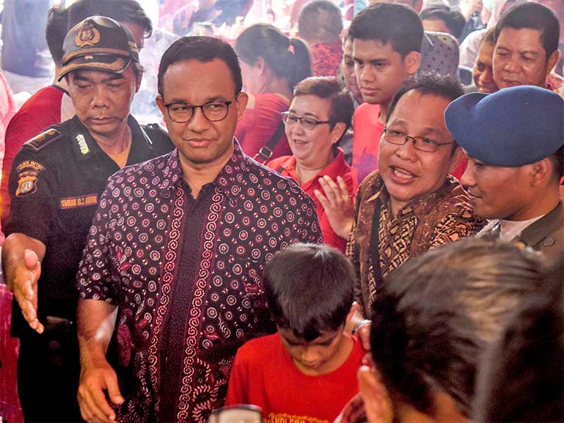 Gubernur DKI Jakarta Anies Baswedan (kedua kiri) mengunjungi Vihara Dharma Bhakti, Petak Sembilan, Jakarta, Selasa (5/2/2019).
