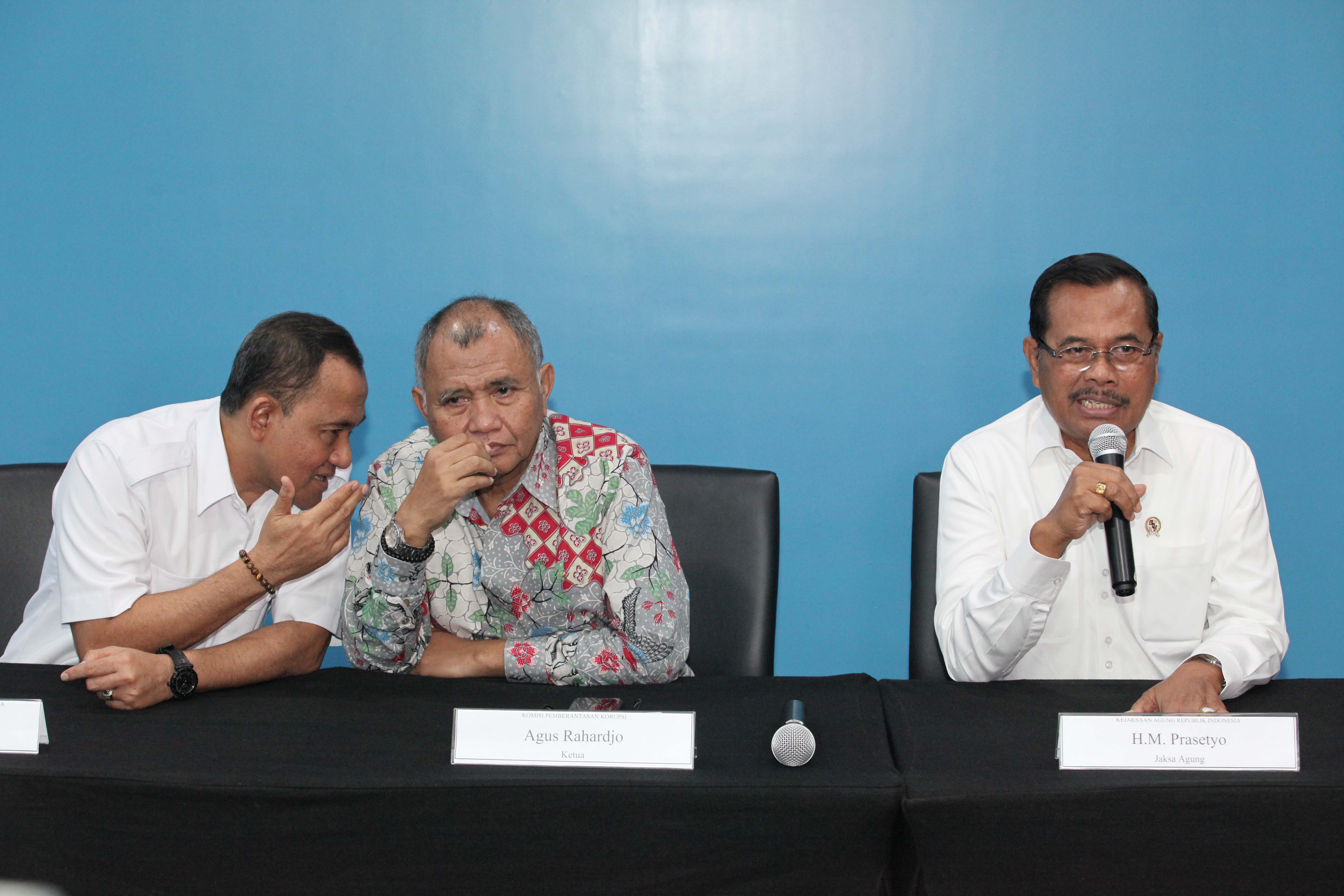 Ketua KPK Agus Rahardjo (tengah) bersama Kejagung HM Prasetyo (kanan) dan Kepala BNN Heru Winarko memberikan keterangan pers seusai acara Serah Terima Barang Rampasan KPK kepada Kejagung dan BNN di Gedung Lama KPK, Jakarta