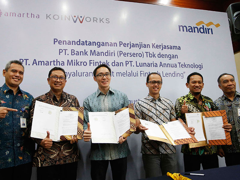 KOLABORASI MANDIRI TEKFIN: Pejabat Eksekutif Retail Banking Bank Mandiri Donsuwan Simatupang (ketiga kanan) bersama para pejabat (dari kiri) Dirut Mandiri Capital Indonesia Eddi Danusaputro, SVP SME Banking Bank Mandiri Anton Herdianto, Direktur PT Lunaria