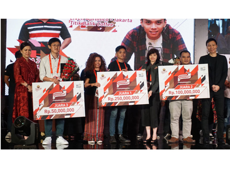 (Kiri-Kanan) Veronica Colondam ( Juri Secangkir Semangat), Elven Aprilnico (Juara III Secangkir Semangat #buatnyatatujuanmu), Meybi Agnesia & Kiki ( Juara I Secangkir Semangat #buatnyatatujuanmu), Felicia Utomo (Marketing Director PT Kapal Api Global), Azi