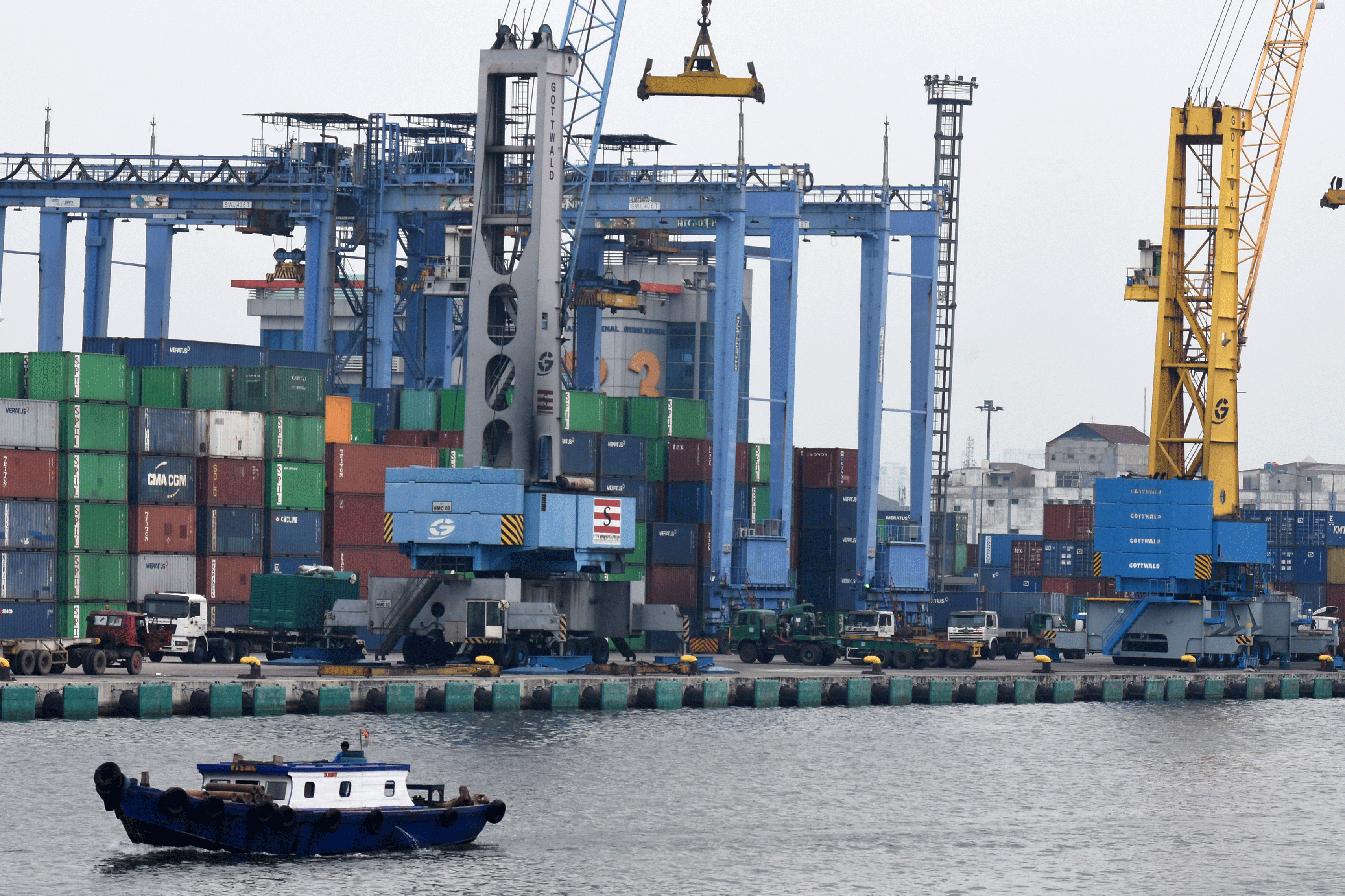 Suasana bongkar muat peti kemas di Pelabuhan Tanjung Priok, Jakarta Utara, Selasa (18/12/2018). BADAN Pusat Statistik (BPS) merilis nilai neraca perdagangan Indonesia pada Januari 2019 mengalami defisit US$1,16 miliar.