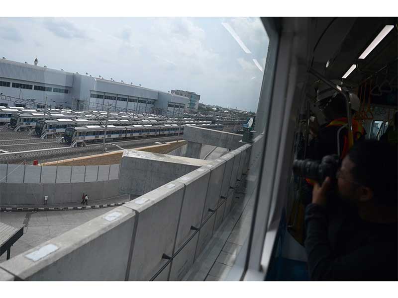 Seorang jurnalis memotret kereta Mass Rapid Transit (MRT) yang terparkir di Stasiun MRT Lebak Bulus, Jakarta, Rabu (30/1/2019)
