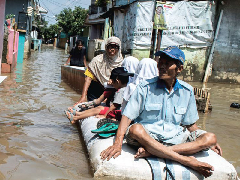 BANJIR KAWASAN BANDUNG SELATAN: Warga melintasi genangan banjir yang mulai surut di Bojong Asih, Kabupaten Bandung, Jawa Barat, kemarin. Tiga kecamatan di Kabupaten Bandung kembali dilanda banjir akibat intensitas curah hujan yang tinggi dan luapan Sungai 