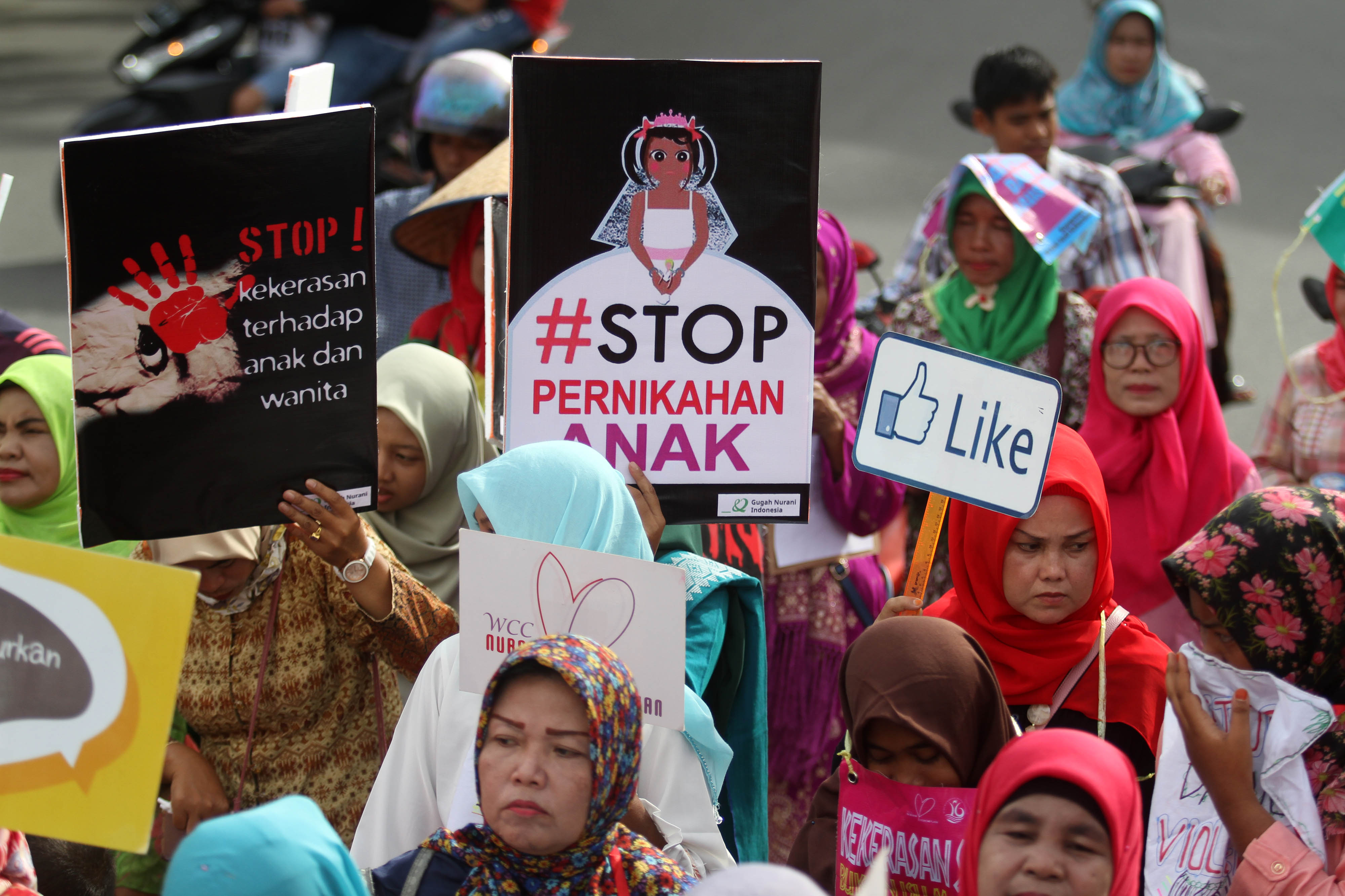 Warga yang tergabung dalam Komunitas Nurani Perempuan Women's Crisis Center (NPWCC) 