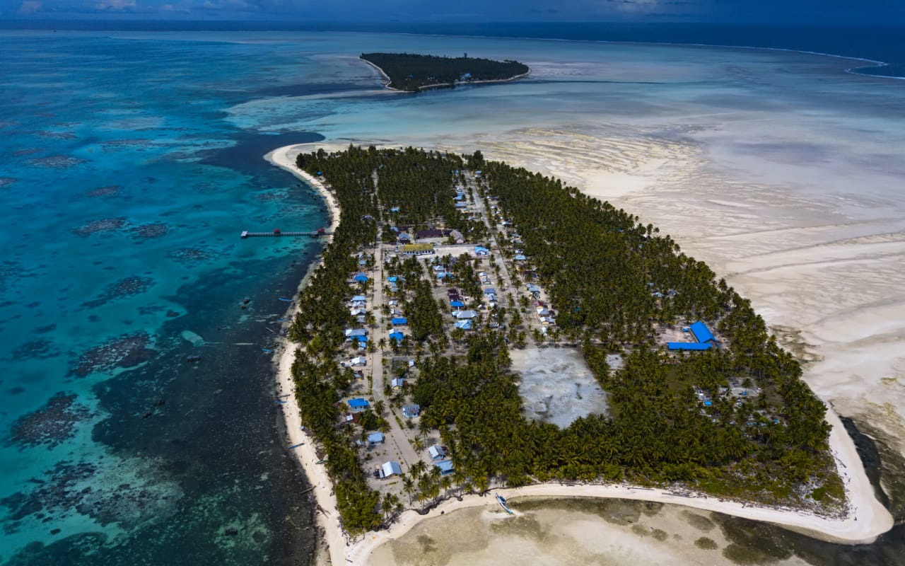 Pulau Rutum dan Pulau Reni yang terletak di Distrik Kepulauan Ayau, Kabupaten Raja Ampat, Papua Barat.