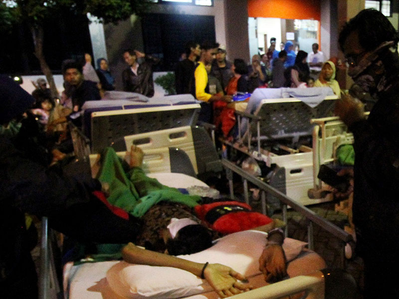  KEBAKARAN RSUD KOTA TANGERANG: Ratusan pasien rawat inap diungsikan dihalaman kantor kelurahan saat terjadi kebakaran RSUD Kota Tangerang, Tangerang, Banten, Senin (25/2/2019) malam. 