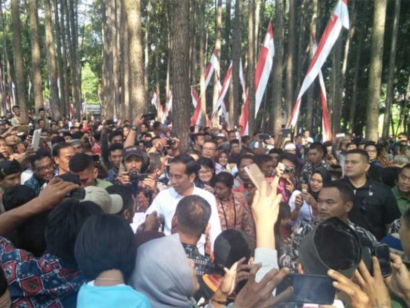 Ribuan warga menyambut kedatangan Presiden RI Jokowidodo di tempat wisata Poklan di Kecamatan Haurwangi, Cianjur, Jumat (8/2/2019).