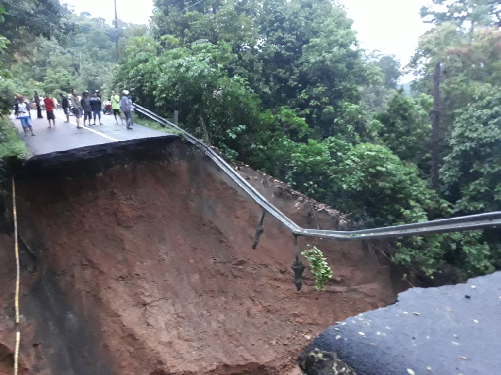 Warga melihat kondisi jalan lintas penghubung kabupaten Lahat dan Kota Pagaralam putus karena dampak adanya longsor, Sabtu (2/2). 