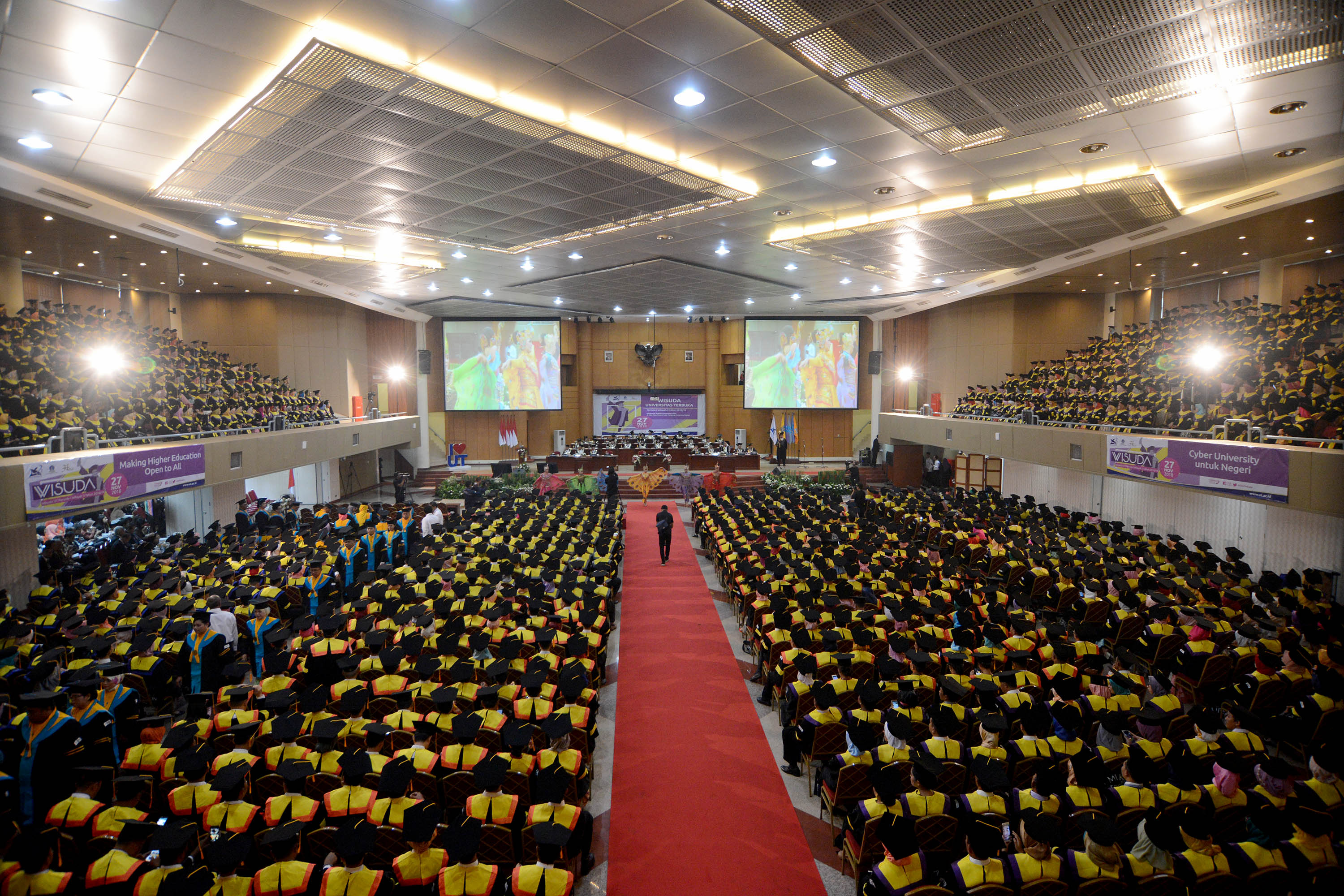  Ribuan Wisudawan dan Wisudawati hadir dalam Upacara Wisuda Program Pascasarjana, Sarjana dan Diploma Universitas Terbuka Periode I Tahun Akademik 2018/2019 di Kampus Universitas Terbuka, Tangerang Selatan, Banten