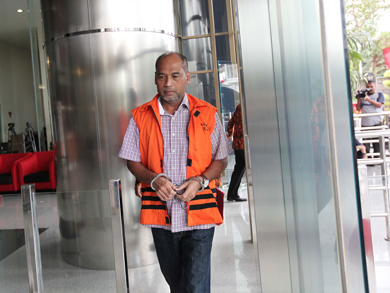 Deputi IV Kemenpora nonaktif Mulyana dikawal petugas berjalan memasuki Gedung KPK, Jakarta, Rabu (30/1). Tersangka kasus dugaan suap terkait dana hibah Kementerian Pemuda dan Olahraga (Kemenpora) kepada Komite Olahraga Nasional Indonesia (KONI) itu menjala