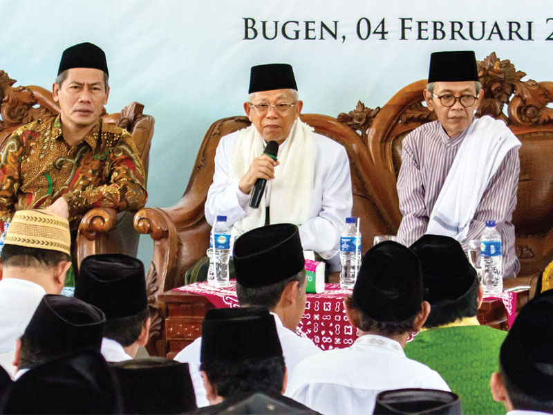 Calon wakil presiden nomor urut 01 Ma’ruf Amin (tengah) didampingi pengasuh Pondok Pesantren (Ponpes) Al-Itqon KH Ahmad Haris Shodaqoh (kanan) memberikan tausiah kepada santri saat berkunjung di ponpes tersebut di Semarang, Jawa Tengah, Senin (4/2).