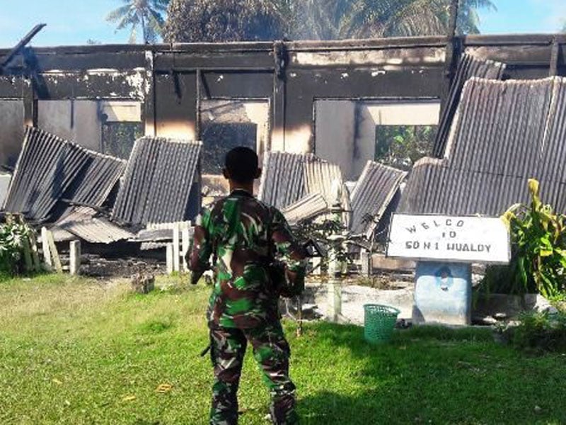 Gedung SD Negeri 1 Hualoy terbakar akibat bentrokan warga, Rabu (20/2/2019).