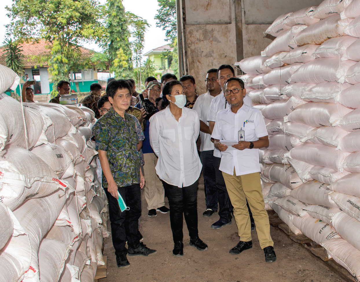 Menteri BUMN Rini Soemarno (tengah) didampingi Direktur Utama Pupuk Indonesia Aas Asikin Idat (kiri) dan Direktur Pemasaran Pupuk Indonesia Achmad Tossin Sutawikara (kanan) meninjau stok pupuk bersubsidi di Gudang Lini III Pasir Hayam, Cianjur, Jawa Barat