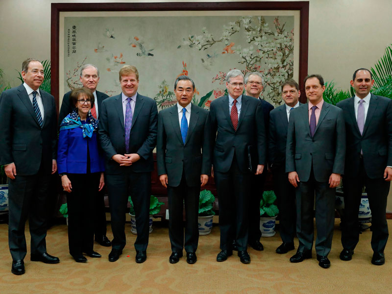 Delegasi AS dan tiongkok berpose sebelum memulai negosiasi.