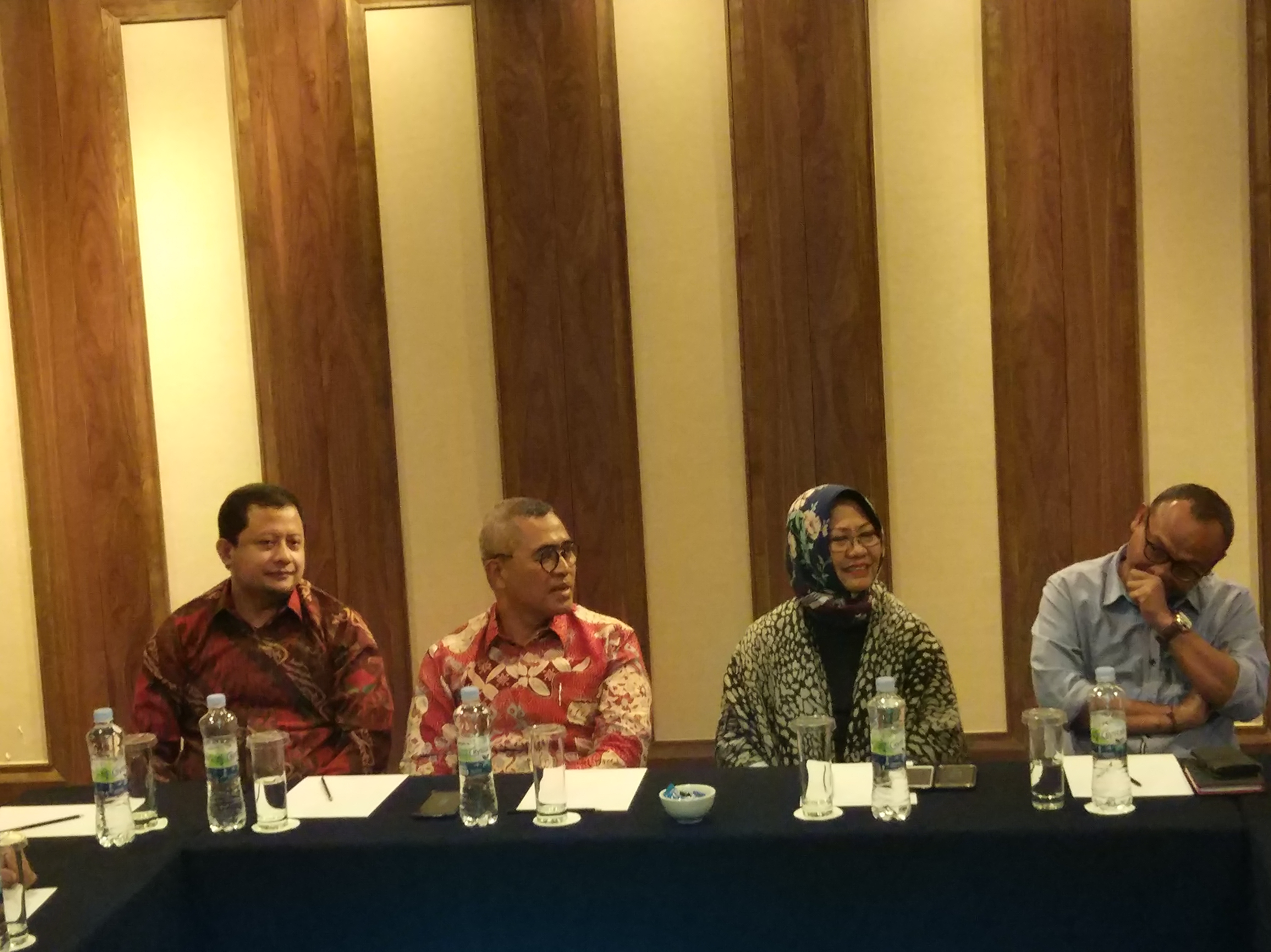 Panelis fit and proper test cawagub DKI Jakarta (kiri-kanan) akademisi UNJ Ubedilah Badrun, Mantan Wakil Menteri PAN-RB Eko Prasodjo, peneliti politik LIPI Siti Zuhro, dan politikus Partai Gerindra Syarif melakukan pertemuan untuk membahas proses fit and p