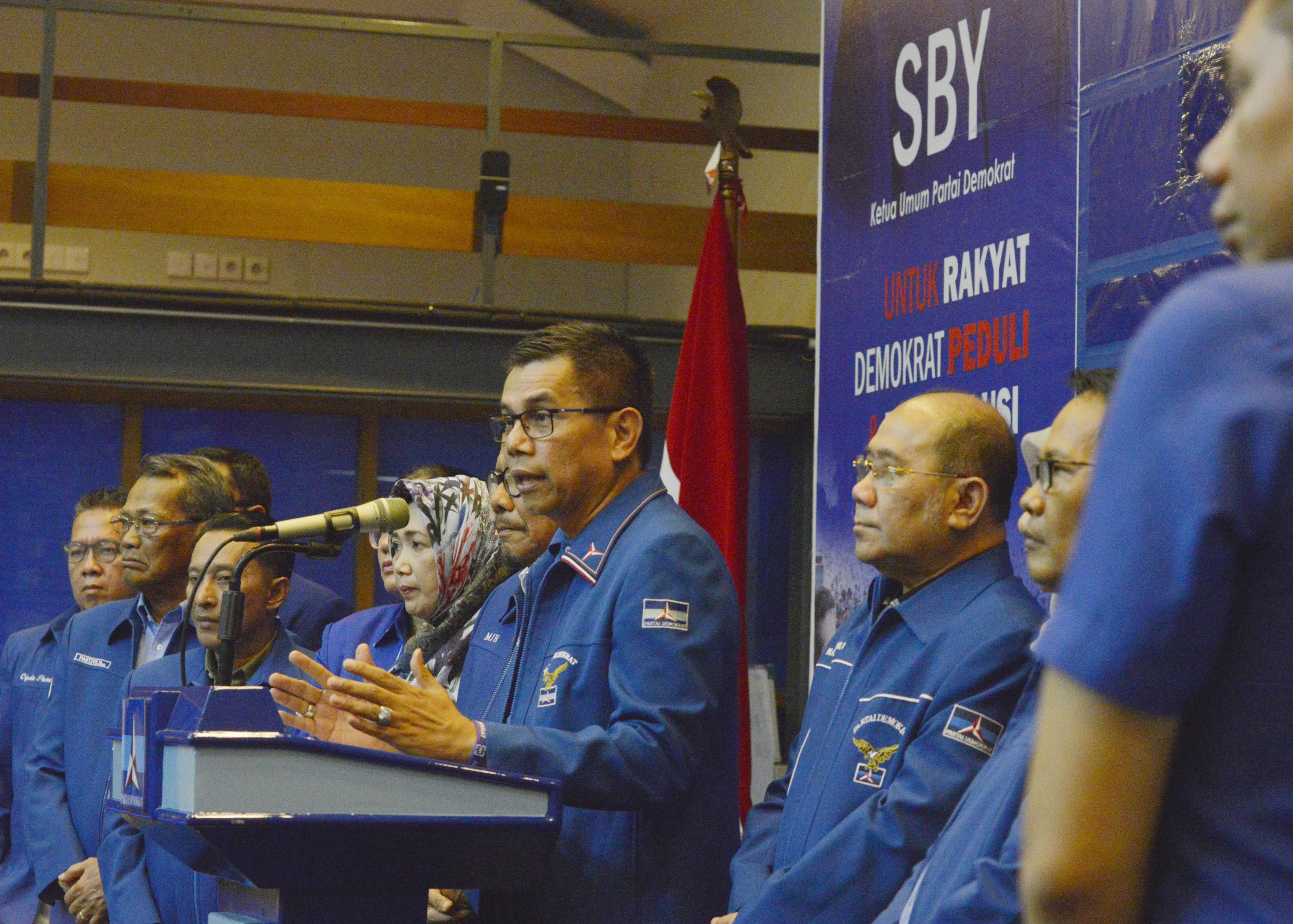 Sekjen Partai Demokrat Hinca Pandjaitan (tengah) menyampaikan surat dari Ketua Umum Partai Demokrat Susilo Bambang Yudhoyono di Kantor DPP Partai Demokrat Jakarta Pusat, Kamis (28/2).