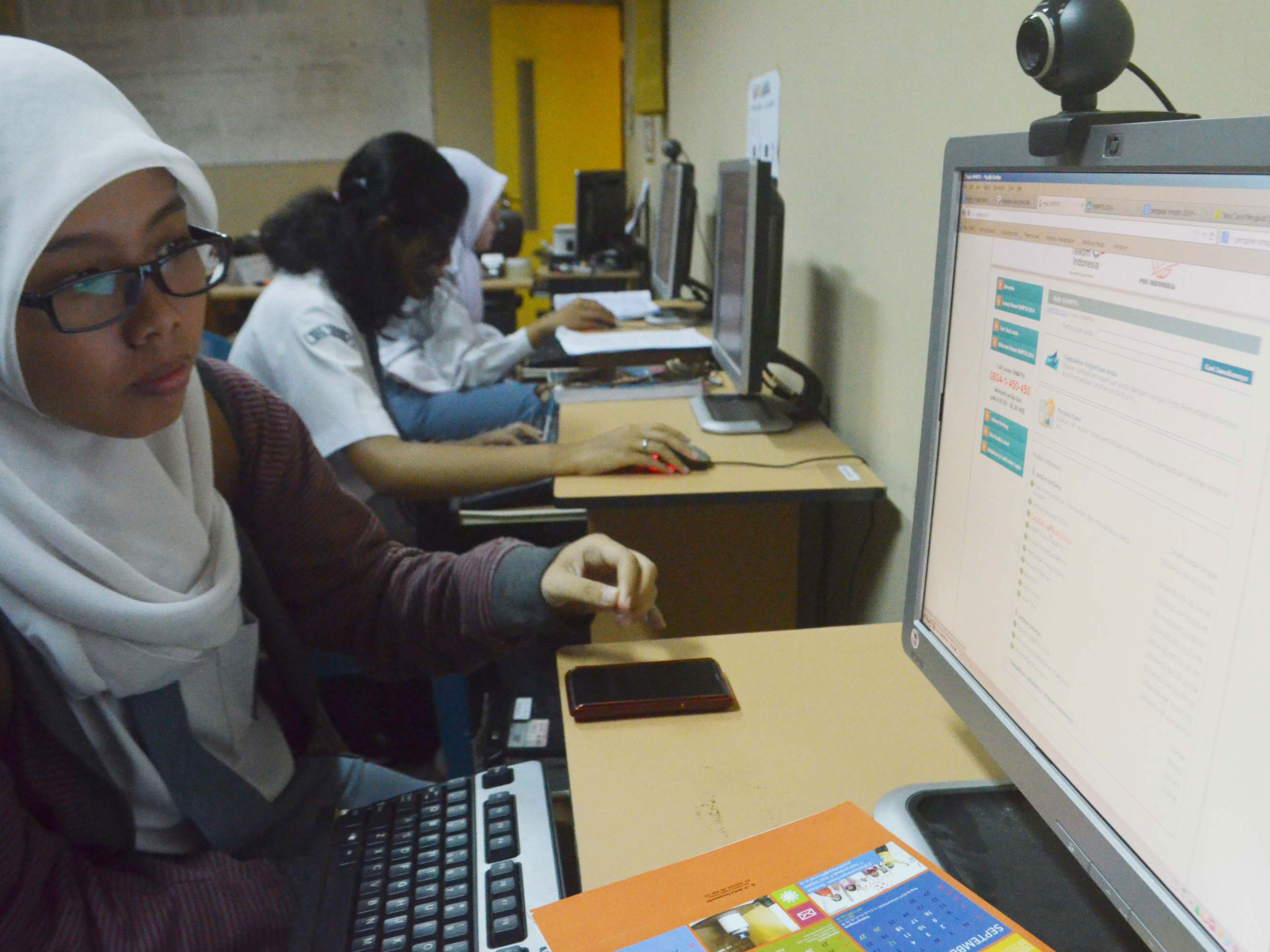 DAFTAR SNMPTN: Sejumlah siswa mengisi data saat mendaftar Seleksi Nasional Masuk Perguruan Tinggi (SNMPTN) jalur undangan di SMAN 3 Kota Madiun, Jatim, Senin (17/2)