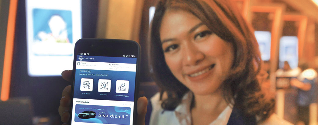 LAYANAN PEMBIAYAAN: Model menunjukkan aplikasi mobile acc.one yang diluncurkan di Jakarta, Jumat (8/2). Astra Credit Companies (ACC) meluncurkan aplikasi acc.one yang memiliki konsep one stop shopping untuk memudahkan masyarakat dalam memperoleh layanan pe