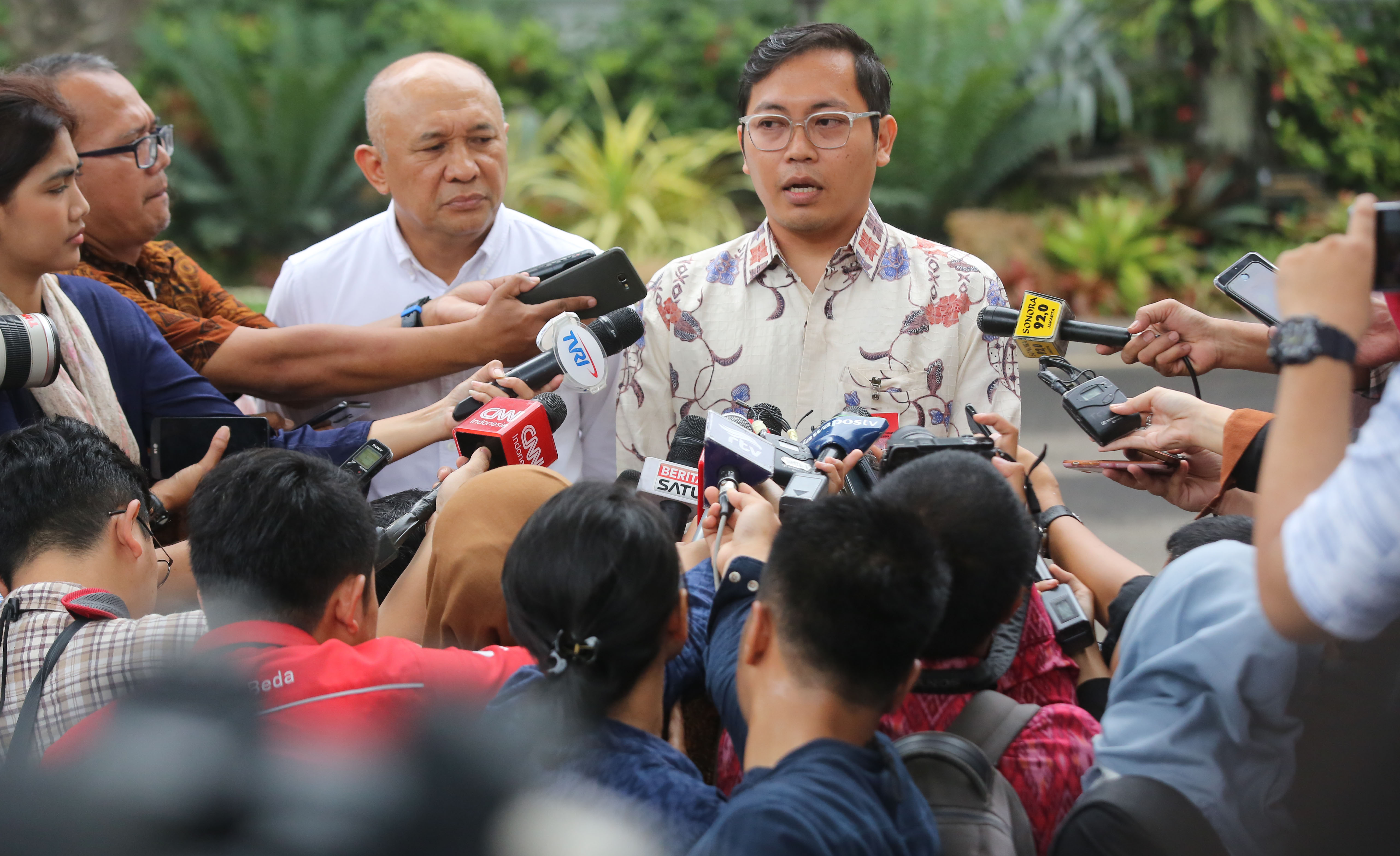  JOKOWI BERTEMU CEO BUKALAPAK: CEO Bukalapak Achmad Zaky dan Kepala Staf Kepresidenan Teten Masduki memberikan keterangan kepada wartawan seusai bertemu Presiden Joko Widodo di Istana Merdeka, Jakarta, Sabtu (16/2).