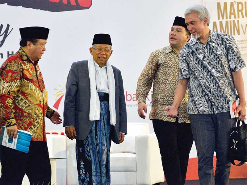 Calon wakil presiden nomor urut 01, Ma’ruf Amin, bersama penulis buku Sahala Panggabean (kiri), Adiwarman Azwar Karim (kanan), dan moderator Chandra (kedua dari kanan) menjadi pembicara dalam peluncuran dan bedah buku The Ma’ruf Amin Way di Gedung Smesco, 