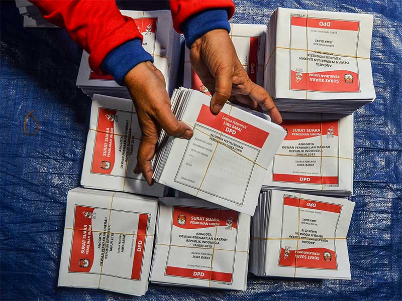 Sejumlah petugas melipat surat suara Pemilihan anggota Dewan Perwakilan Daerah Republik Indonesia (DPD RI) di Gudang Logistik KPU Kota Tasikmalaya, Jawa Barat, Selasa (19/2/2019). 