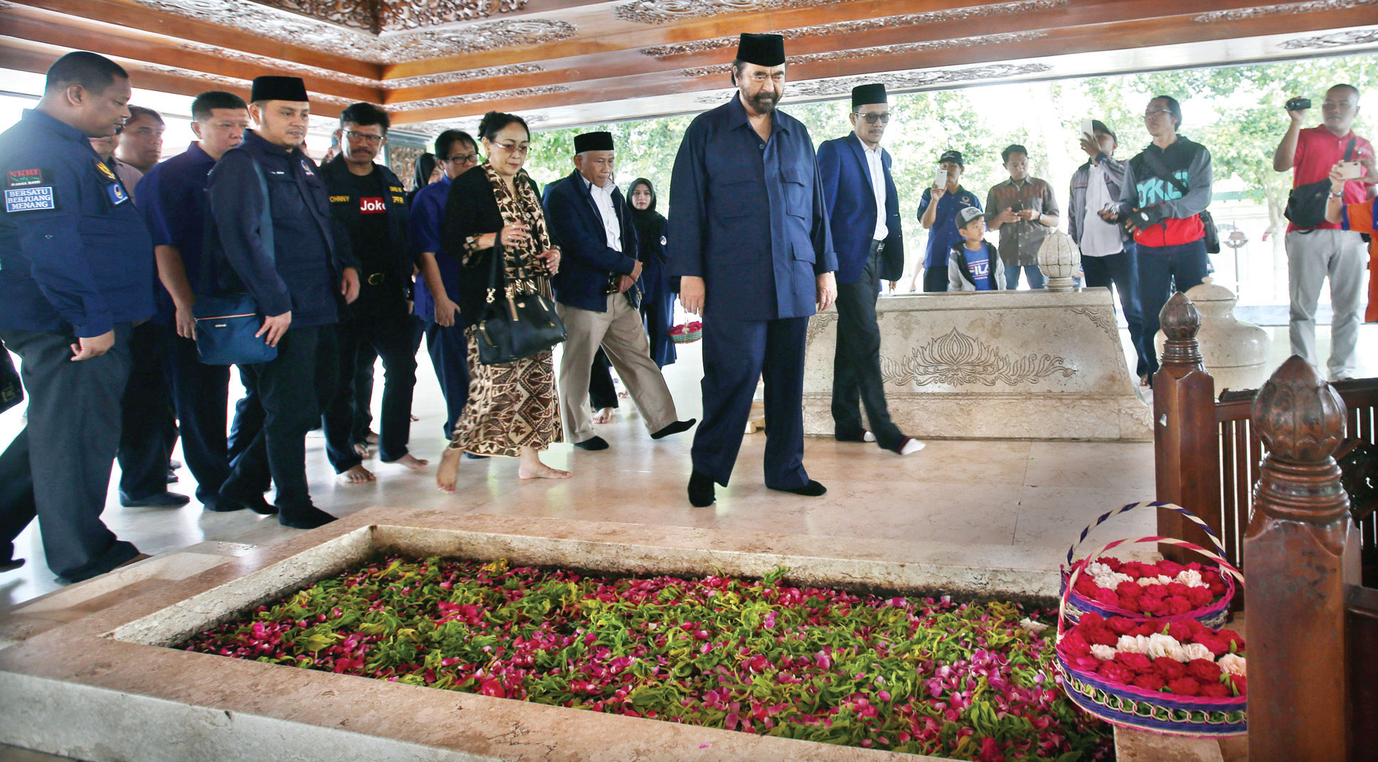 ZIARAH KE MAKAM BUNG KARNO: Ketua Umum Partai NasDem Surya Paloh didampingi putri Proklamator RI, Sukmawati Soekarnoputri, berziarah ke makam Presiden Pertama RI Soekarno di Blitar, Jawa Timur, kemarin. Dalam kesempatan itu, Surya Paloh mengambil manfaat d