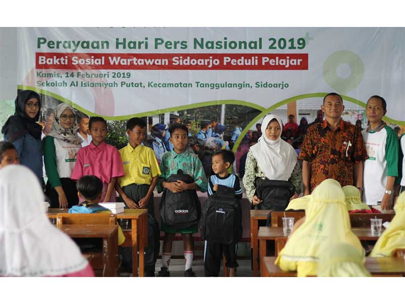  Memperingati Hari Pers Nasional (HPN) 2019, belasan jurnalis dan komunitas Sidoarjo Positif menggelar bakti sosial (baksos) membagikan bingkisan perlengkapan sekolah kepada siswa sekolah dasar kurang mampu, Kamis (14/2).