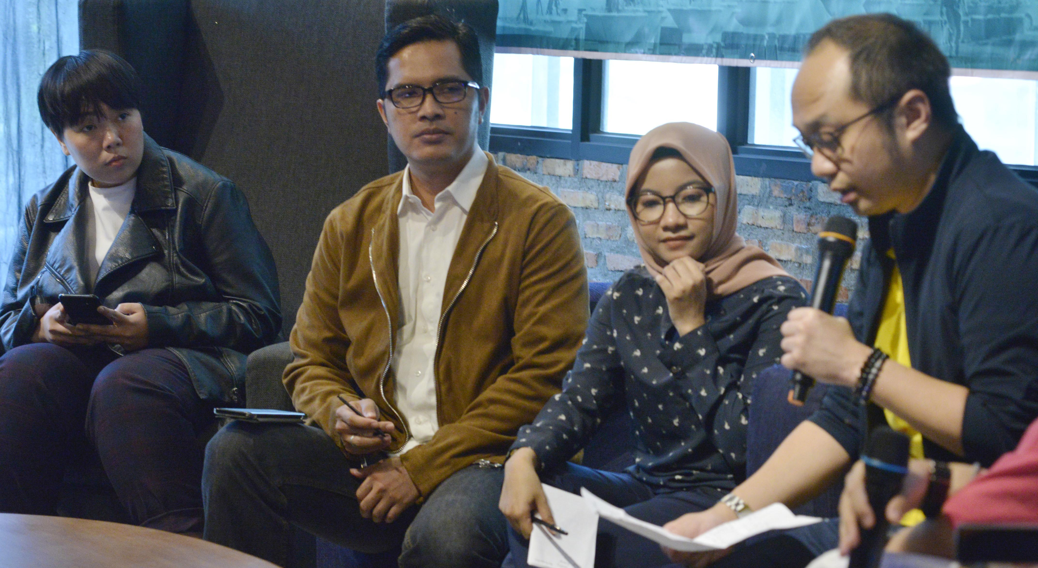 REKAM JEJAK CALEG: DISKUSI REKAM JEJAK CALEG PERTAHANA: Jubir KPK Febri Diansyah (kedua dari kiri) bersama dengan Yunarto Wijaya dari Charta Politika (kanan), Peneliti ICW Almas Sjafrina (kedua dari kanan) dan Pendiri Positive Movement Inaya Wahid (kiri) m