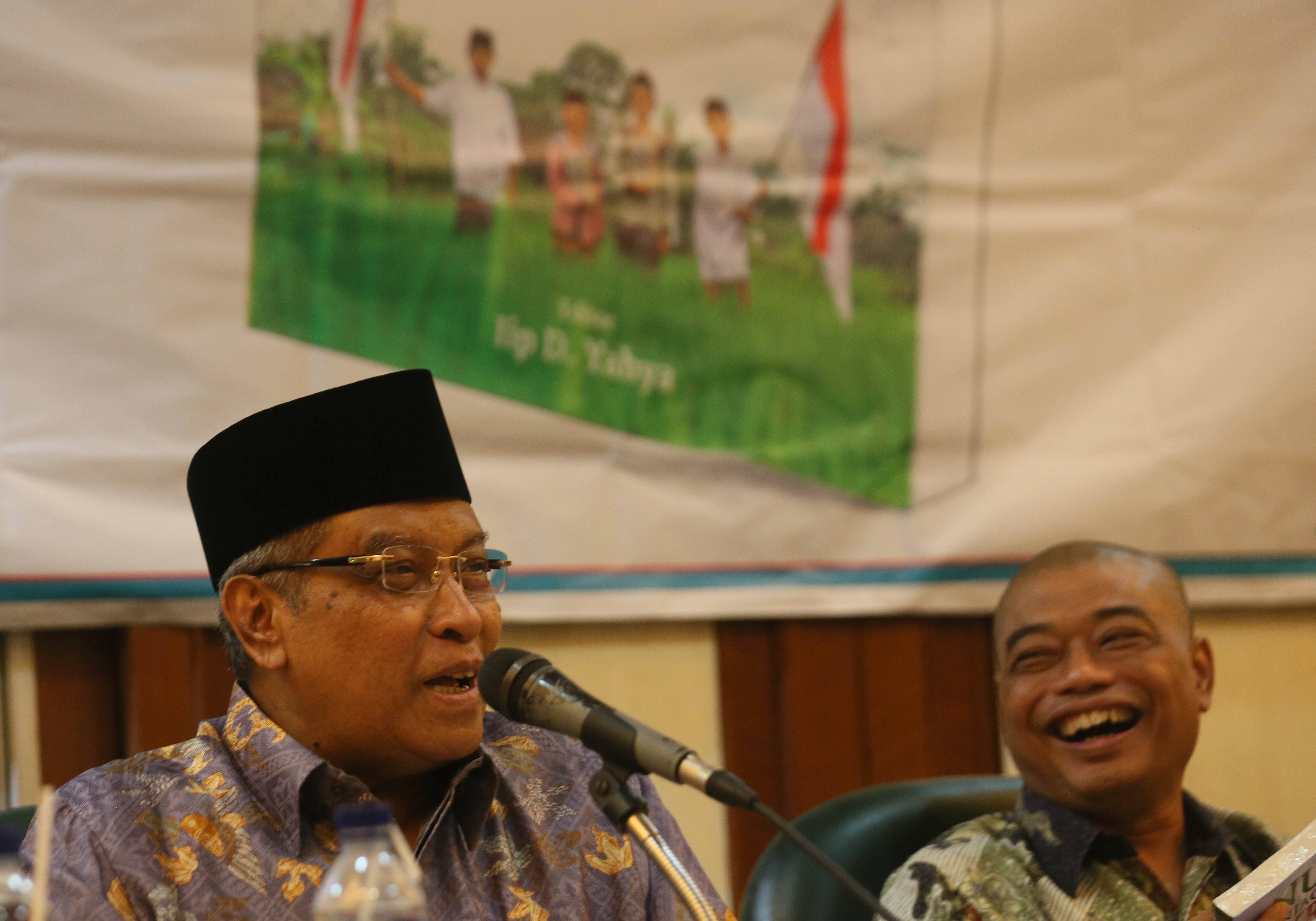 Ketua Umum PBNU KH Said Aqil Siradj (kiri) bersama Rohaniawan Romo Benny Susetyo saat peluncuran dan diskusi buku 