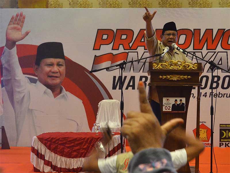 Capres nomor urut 02 Prabowo Subianto menyampaikan sambutan saat kunjungan di Grobogan, Jawa Tengah, Kamis (14/2/2019).