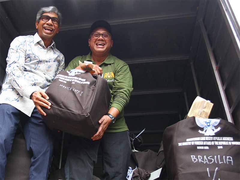  Wakil Menlu AM Fachir (kiri) bersama Ketua KPU Arief Budiman (kanan) menunjukan paket berisi surat suara yang akan dikirim ke luar negeri di Benda, Tangerang, Banten, Minggu (17/2/2019). 