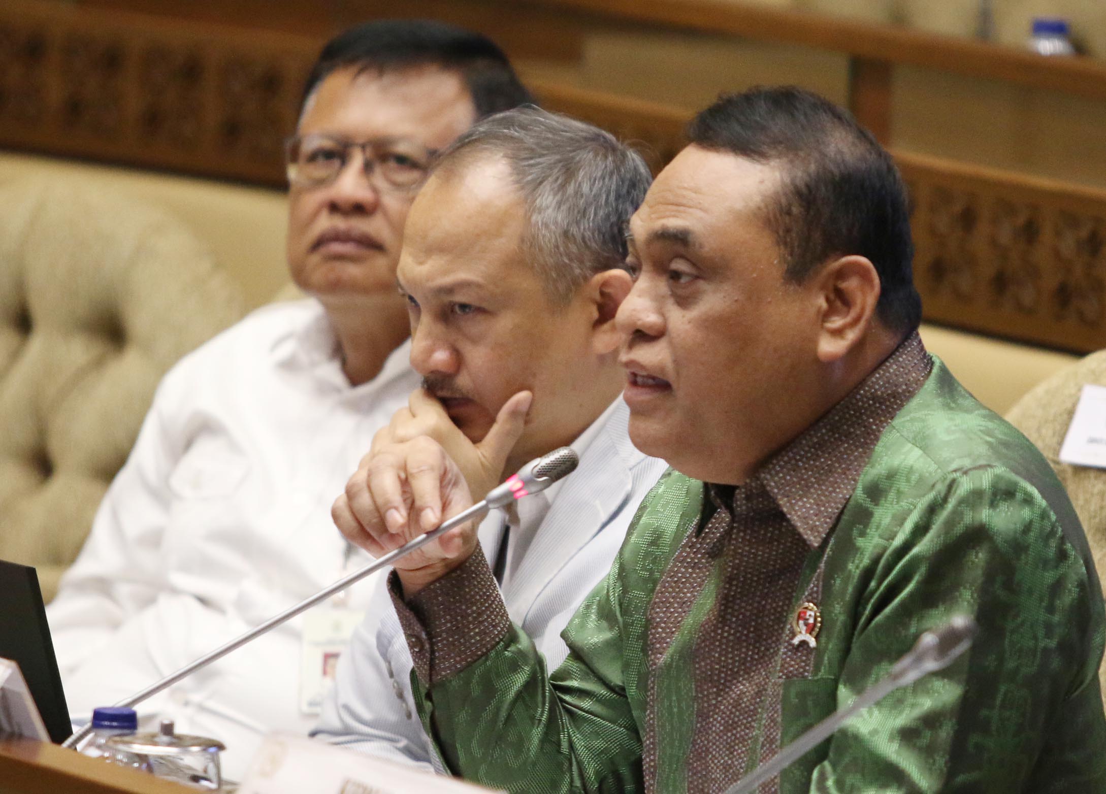 Menteri Pendayagunaan Aparatur Negara dan Reformasi Birokrasi (PANRB) Syafruddin (kanan) didampingi Deputi Bidang SDM Aparatur Kementerian PANRB Setiawan Wangsaatmaja (tengah) dan Sekretaris Kementerian PAN Dan RB Dwi Wahyu Atmaji (kiri) mengikuti rapat ke