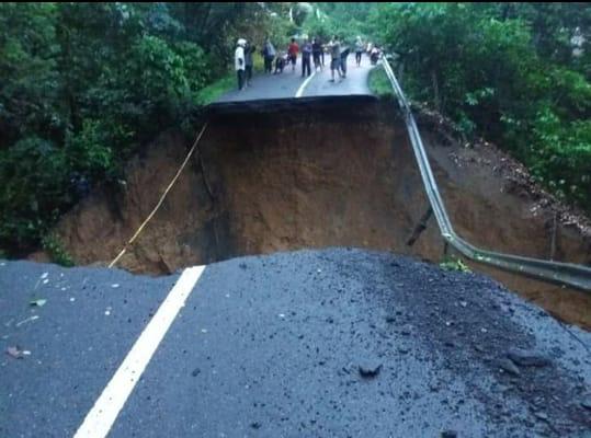 Jalan lintas penghubung kabupaten Lahat dan Kota Pagaralam putus karena dampak adanya longsor, Sabtu (2/2).