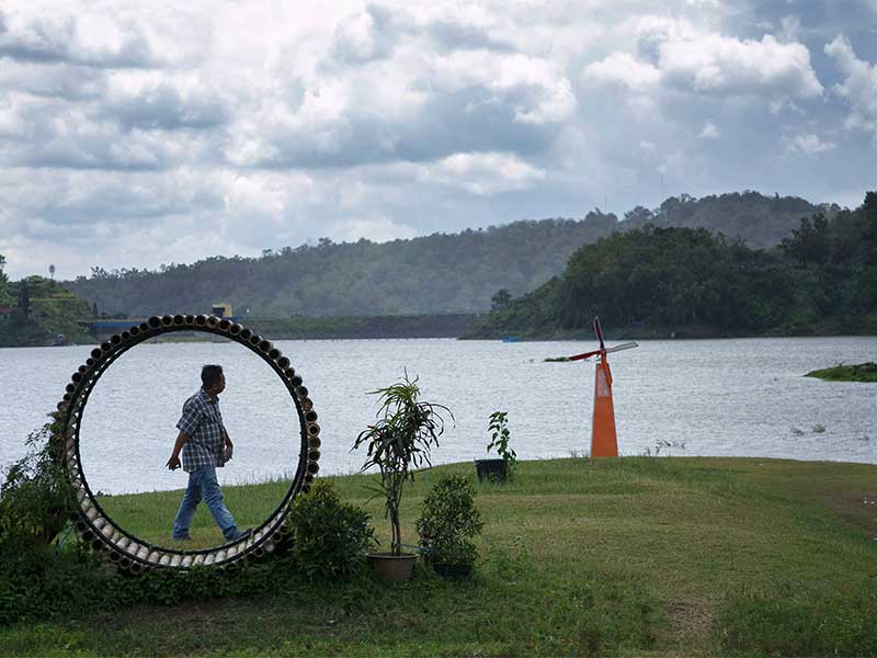 Wisatawan mengunjungi obyek wisata Waduk Sermo di kawasan Pegunungan Menoreh, Kulonprogo, DI Yogyakarta, Jumat (25/1/2019).