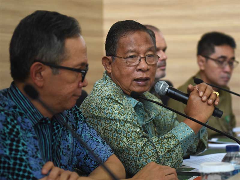  Menko Perekonomian Darmin Nasution (kedua kiri) menyampaikan keterangan usai rapat koordinasi tentang kelapa sawit dan keanekaragaman hayati di Kantor Kemenko Perekonomian di Jakarta, Senin (4/2/2019).
