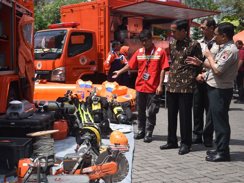 Presiden Joko Widodo (ketiga kanan) meninjau peralatan milik BNPB usai membuka Rakornas Penanggulangan Bencana 2019 di Surabaya, Jawa Timur, Sabtu (2/2/2019). Rakornas itu mengangkat tema 