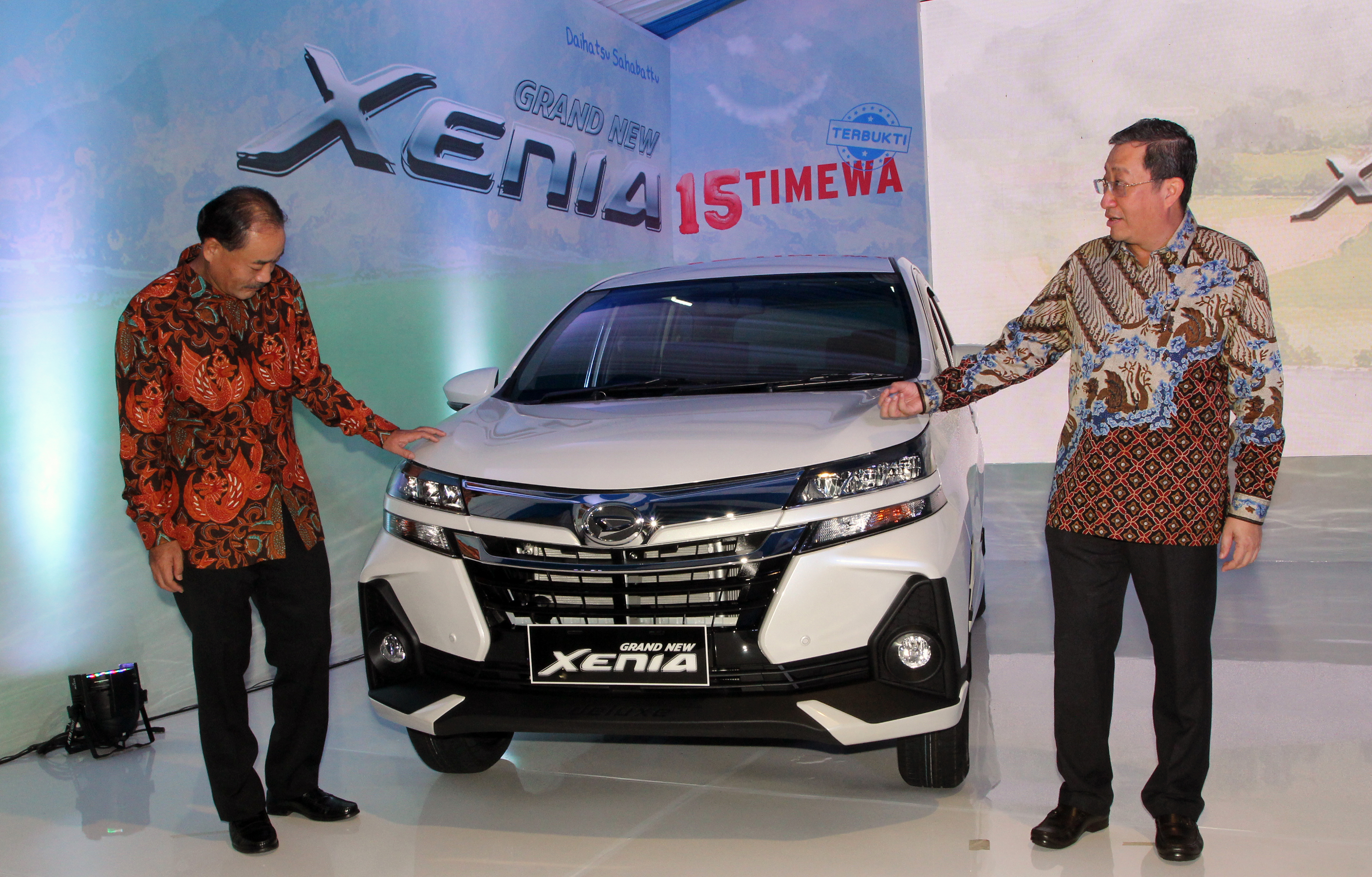  Presiden Direktur PT Astra Daihatsu Motor Tetsuo Miura (kiri) bersama Deputy Chief Executive Offi cer Supranoto melihat bagian Daihatsu Grand New Xenia kepada media saat diluncurkan di BSD, Tangerang