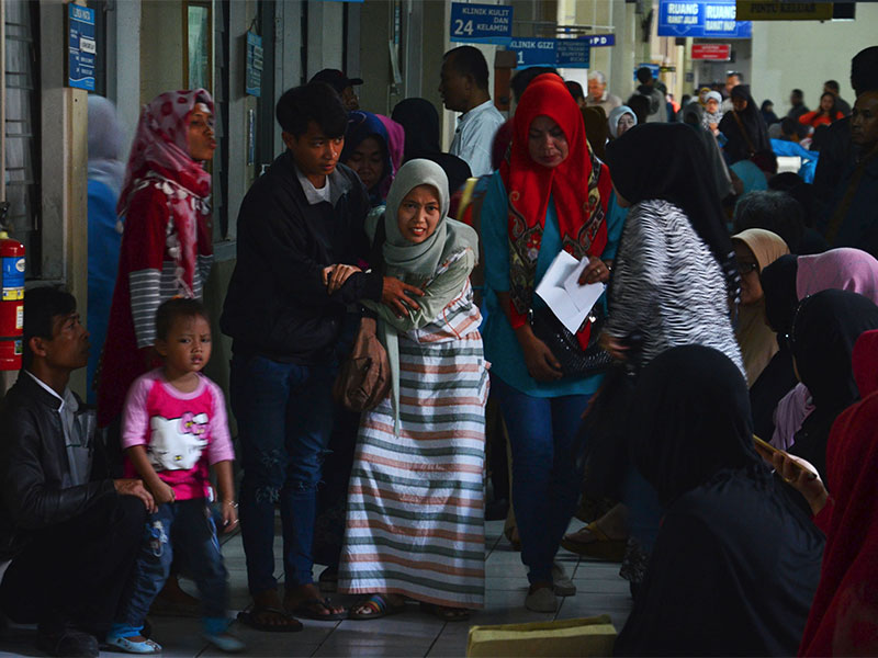 Sejumlah pasieun menunggu panggilan pemeriksaan dokter rawat jalan di Rumah Sakit Umum Daerah (RSUD) dr Soekardjo Kota Tasikmalaya, Jawa Barat, Kamis (19/1)