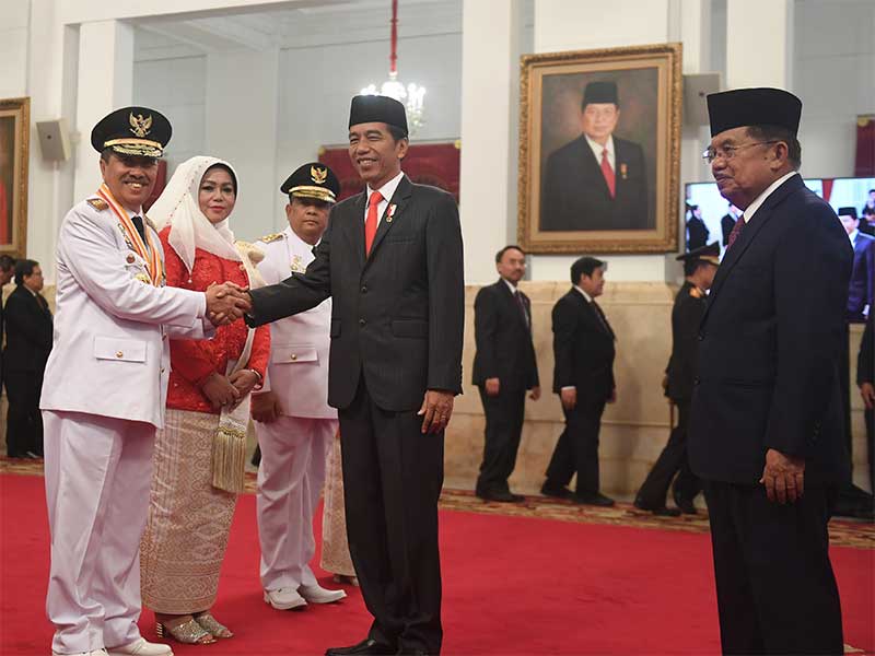 Presiden Joko Widodo (kedua kanan) didampingi Wakil Presiden Jusuf Kalla (kanan) berjabat tangan dengan Gubernur Riau yang baru dilantik Syamsuar (kiri) dan Wakil Gubernur Riau Edi Natar Nasution (ketiga kiri) di Istana Negara, Jakarta (20/2/2019).