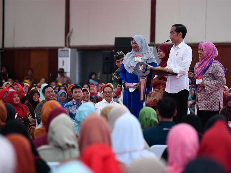 Presiden Joko Widodo (kedua kanan) berdialog dengan penerima Program Keluarga Harapan di Cilacap, Jawa Tengah, Senin (25/2/2019).