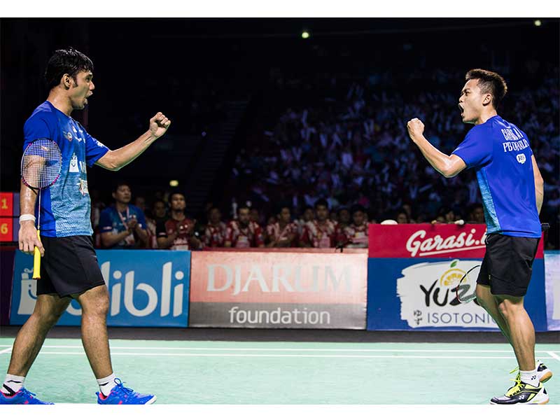 Pebulu tangkis ganda putra tim Djarum Kudus Akbar Bintang Cahyono (kanan) dan Berry Angriawan (kiri) mengekspresikan emosinya usai meraih poin saat pertandingan melawan pebulu tangkis Musica Trinity Kim Sa Rang dan Lee Yong Dae dalam laga Final Djarum Supe